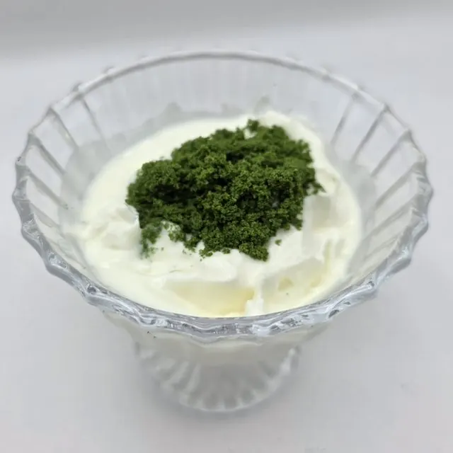 요거트 위에 올린 생물 울피아
